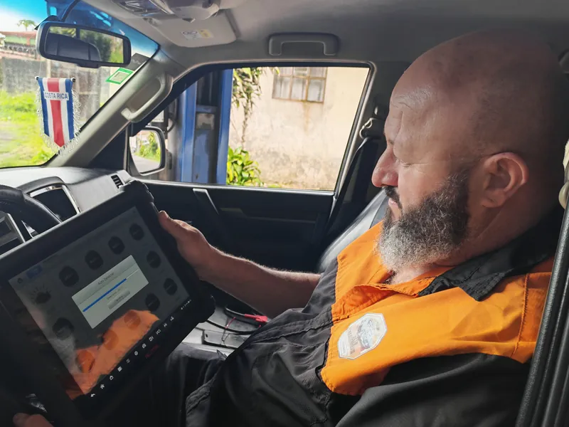 Escáner OBD conectado al tablero de un vehículo moderno